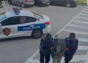 Ndodh në Lushnje/ 63-vjeçari tenton të godasë gjyqtaren