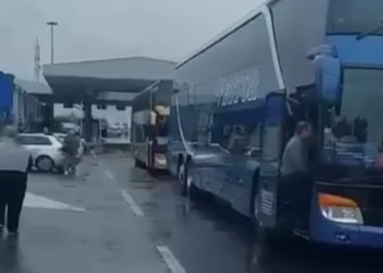 Serbia bllokon 300 qytetarë në kufirin me Kroacinë