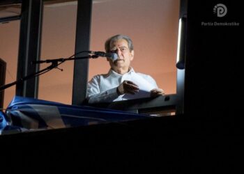 Berisha: Burri i ministres theri drejtorin dhe çau ferrën