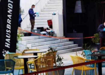 Të shtëna me armë jashtë lokalit në Greqi, 1 i vdekur dhe 1 i plagosur