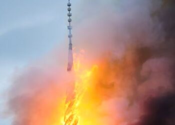 VIDEO/ Shpërthen në flakë ndërtesa historike në Kopenhagë