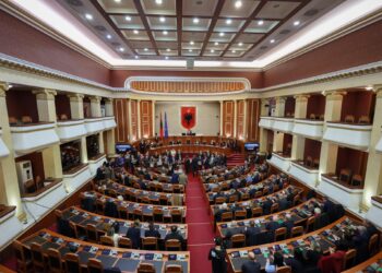 ‘Deputetët e kartonave’/ Çuçi urdhër të prerë: Paraqituni në seanca