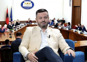 “Jeni mësuar ‘një pallat një votë’”, përplasen ashpër Ndreca-Vokshi