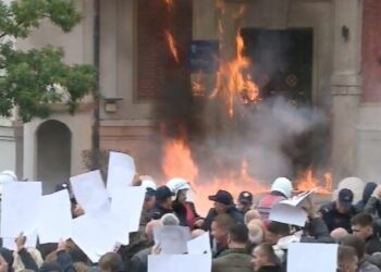 Video/ Përshkallëzohet protesta, flakë në hyrje të Bashkisë, hidhet dhe molotov
