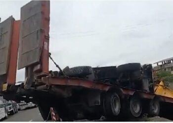 Foto/ Aksident “i frikshëm” te Kthesa e Rinasit, përplasen kamionë e makina