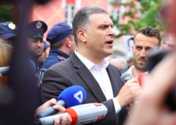 ‘Edhe ju jeni të vjedhur nga Veliaj’, Blushi apel policëve në protestë