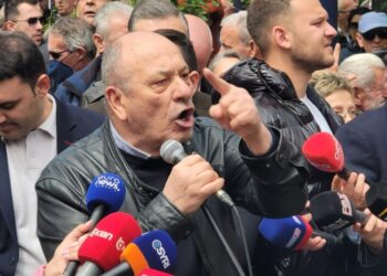 Budina në protestën para Bashkisë Tiranë: Nuk ka ambasadë të na pengojë