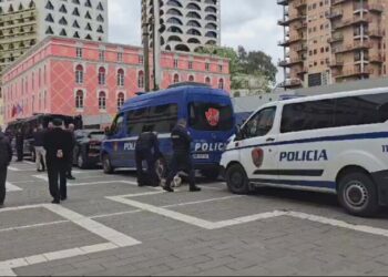 Protesta e thirrur nga opozita, Bashkia e Tiranës rrethohet nga policët