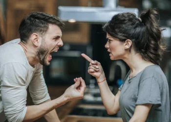Tre shkaqet kryesore që qëndrojnë pas çdo grindjeje të vogël me partnerin tuaj