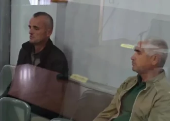 Asnjë gjurmë nga 3-vjeçari në Durrës, gjyshi “kyç” gojën para togave të zeza