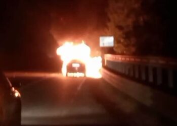 Shpërthen në flakë makina, shpëtojnë tre pjesëtarët e një familje