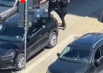 VIDEO/ “Çmendet” shoferi në Prishtinë, tërheq nga krahu një vajzë në parking