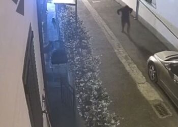 VIDEO/ Momenti kur autori plas tritolin në derën e banesës së gjyqtarit Stërkaj