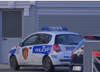 Vlorë/ Sherr mes dy turisteve, 60-vjeçarja hedh nga shkallët amerikanen