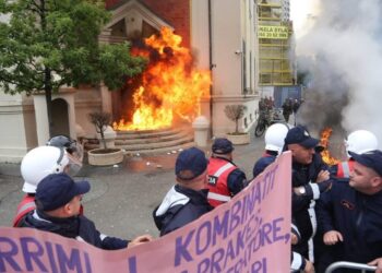 Sot, protesta e opozitës tek Bashkia, Policia merr masa: Asnjë akt dhune!