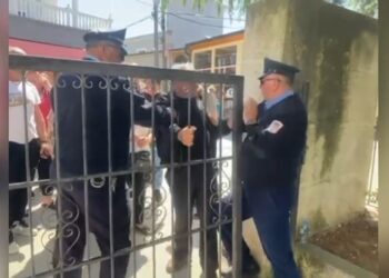 Kundër heqjes së tregut në Belsh, tregtarët futen me forcë në ambientet e bashkisë