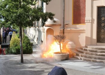 Tensionohet situata tek Bashkia Tiranë, protestuesit përplasen me policinë