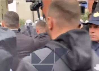 Video/ Tensione para Bashkisë së Tiranës, protestuesit shkulin rrethimin metalik