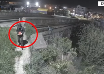 VIDEO/Kontrollon zonën me tritol në duar, kapet i riu që i vuri eksploziv mobilerisë