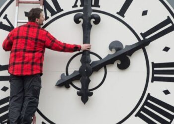 Kush e shpiku ndryshimin e orës?