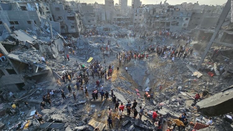 Palestinians search for casualties at the site of Israeli strikes on houses in Jabalia refugee camp in the northern Gaza Strip, October 31, 2023. REUTERS/Anas al-Shareef