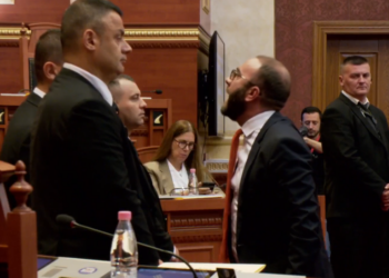 VIDEO/ Kuvendi nis me tensione, Nikolla i hoqi zërin, Bardhi godet me dorë foltoren