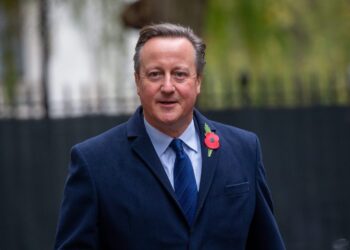 Cameron ndërpreu papritur vizitën në Shqipëri, mediat britanike zbulojnë arsyen