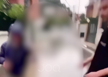 Skandal/ Adoleshentët në Tiranë tallen dhe godasin burrin me aftësi ndryshe