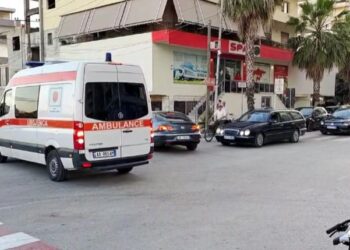 Aksident në Lushnje/ Motori përplas këmbësoren në vijat e bardha, 2 të plagosur