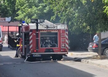 Panik në spitalin e Shkodrës, godina përfshihet nga flakët