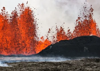 Pamje apokaliptike/ Shpërthen vullkani në gadishullin Reykjavik