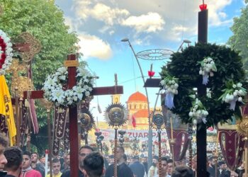 Sot e premtja e zezë/ Besimtarët ortodoksë mbajnë shërbesën për Epitafin