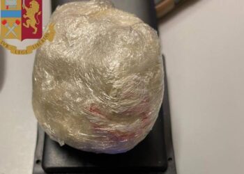 Kapet shqiptari me 1 kg kokainë në makinë në Itali, si e kishte fshehur