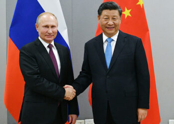 Britania akuzon Kinën se po synon të furnizojë Rusinë me armë