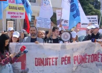 “Jemi të diskriminuar”/ Punonjësit protestojnë para Kryeministrisë