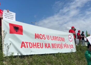 Protestë simbolike në Rinas: Mos ikni! Atdheu ka nevojë për ju