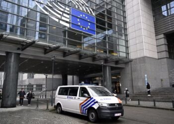 Policia kontrollon zyrat e PE-së për ndërhyrjen e dyshuar ruse