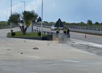 Aksidentohet autobusi në autostradën Durrës-Tiranë, pasagjeri përfundon në spital