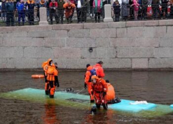 Aksident tragjik në Rusi/ Autobusi bie nga ura, 7 të vdekur (VIDEO)