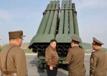 Kim Jong Un inspekton nga afër sistemin e raketave dhe ndjek stërvitjet ushtarake