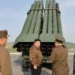 Kim Jong Un inspekton nga afër sistemin e raketave dhe ndjek stërvitjet ushtarake