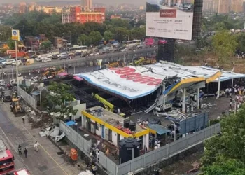 Tragjedi në Indi/ “Billboard”-i gjigand rrëzohet dhe zë poshtë njerëz e makina