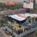 Tragjedi në Indi/ “Billboard”-i gjigand rrëzohet dhe zë poshtë njerëz e makina