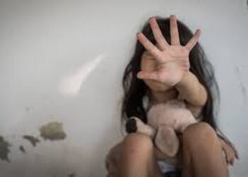 E rëndë në Fier! Vajza 5-vjeçare e birësuar dhunohet nga nëna