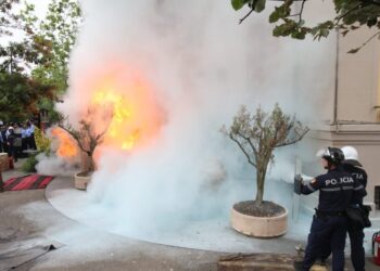 Tensione para Bashkisë Tiranë, tym e flakadanë