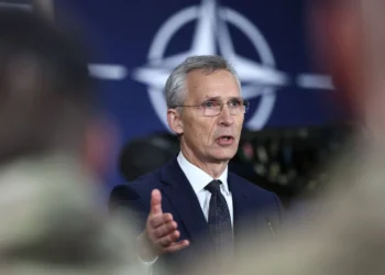 Stoltenberg i shqetësuar: Moska po blen pjesë për të prodhuar raketa e tanke