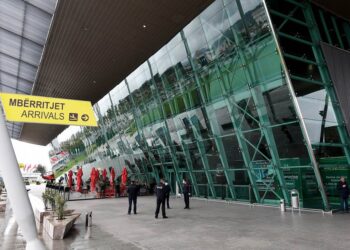 Vodhi orën 20 mijë euro nga bagazhet e pasagjerit, arrestohet punonjësi në Rinas