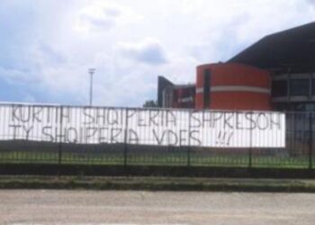 Ramës në Itali, qytetarët e presin me banderolë: Me Kurtin ka shpresë, me ty vdes