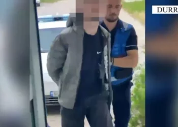 Ndodh sërish/ Merret peng 15-vjeçari në Durrës, 4 persona e futin me forcë në makinë