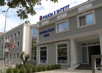 Kërcënonte një grua se do i publikonte fotot nudo, pezullohet inspektori i policisë